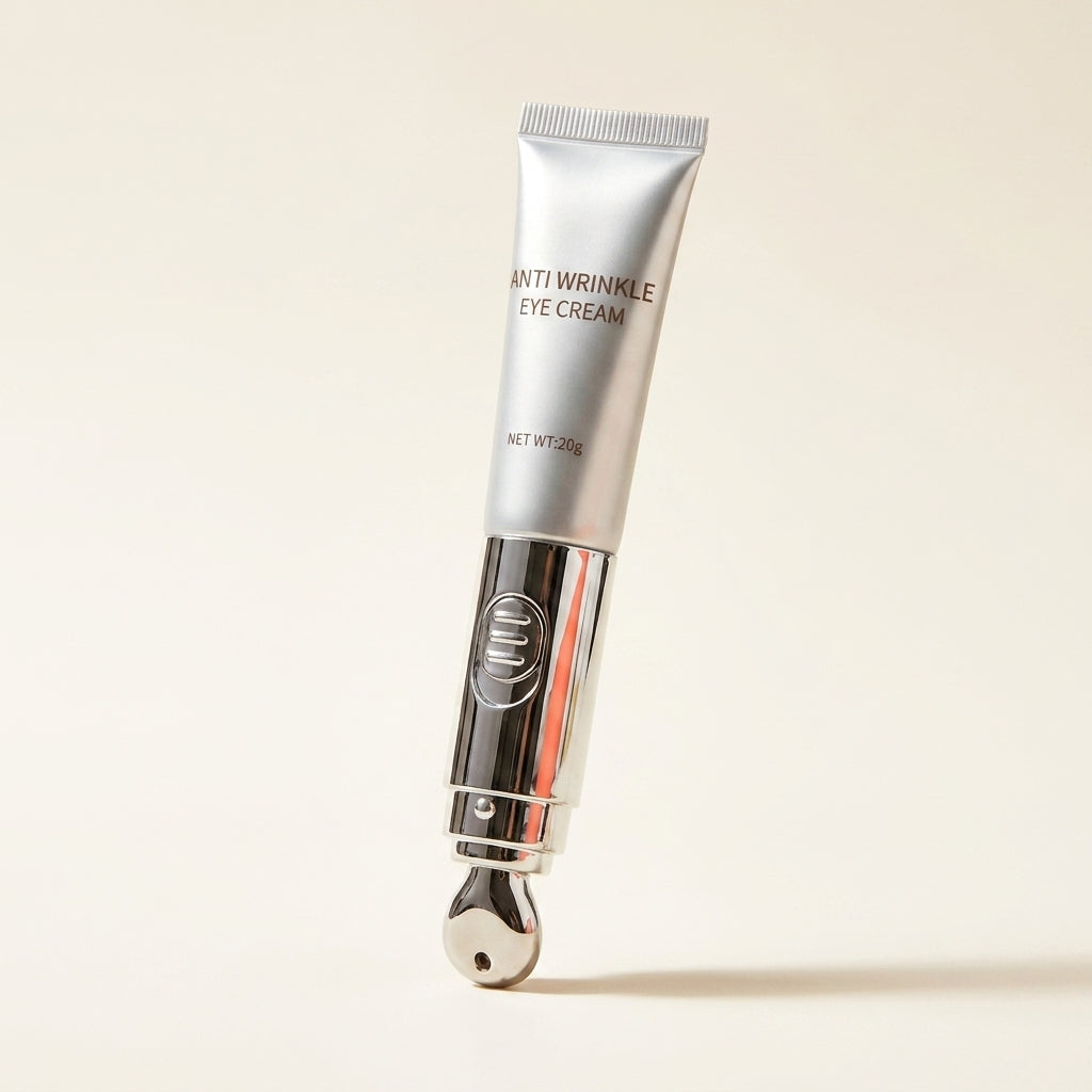 El tubo de crema con su aplicador de bola sobre fondo crema