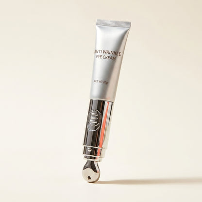 El tubo de crema con su aplicador de bola sobre fondo crema